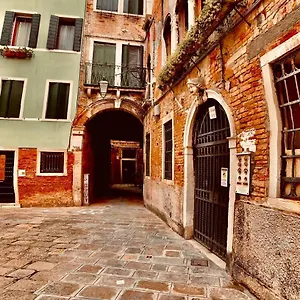 Inn The Wolf House, Venice